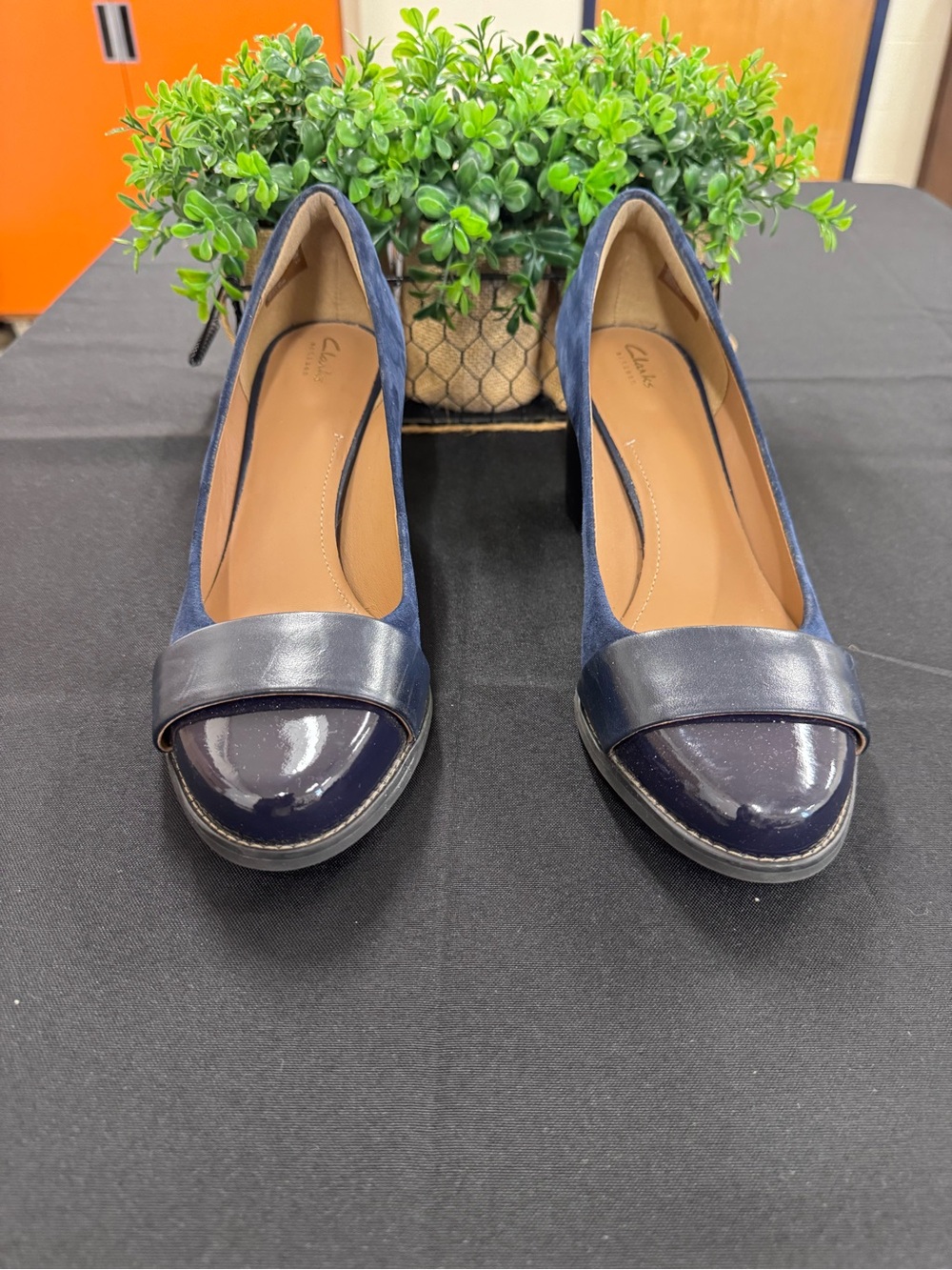 Clarks Navy Blue Suede Block Heel Pumps – Preowned - Picture 2 of 10